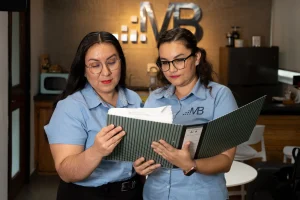 Auxiliares contables: soporte esencial de la contaduría moderna